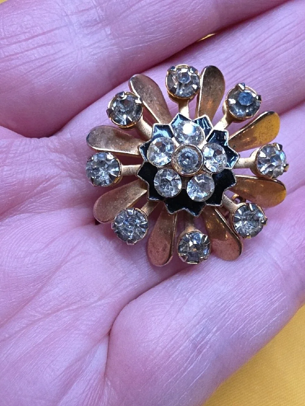 ✨ Gorgeous 8-piece Vintage Estate Costume Jewelry Brooch & Pin Lot ✨️